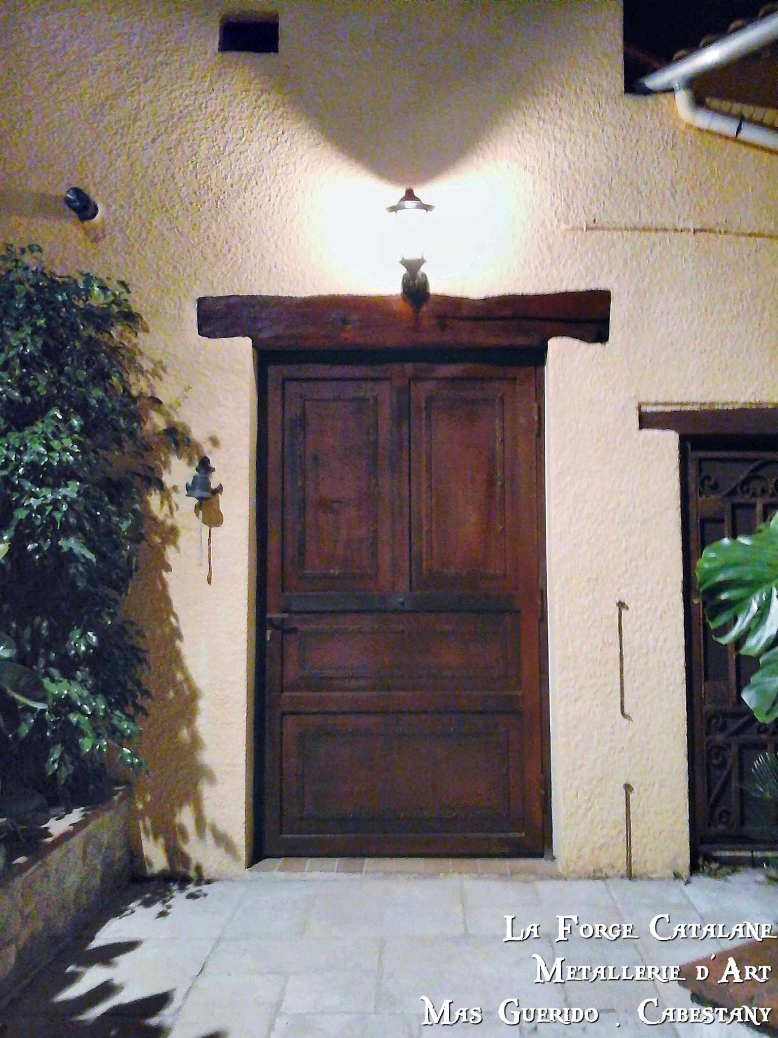 porte entree pleine ouvrage rivets apparent moulures La Forge Catalane (2).jpg